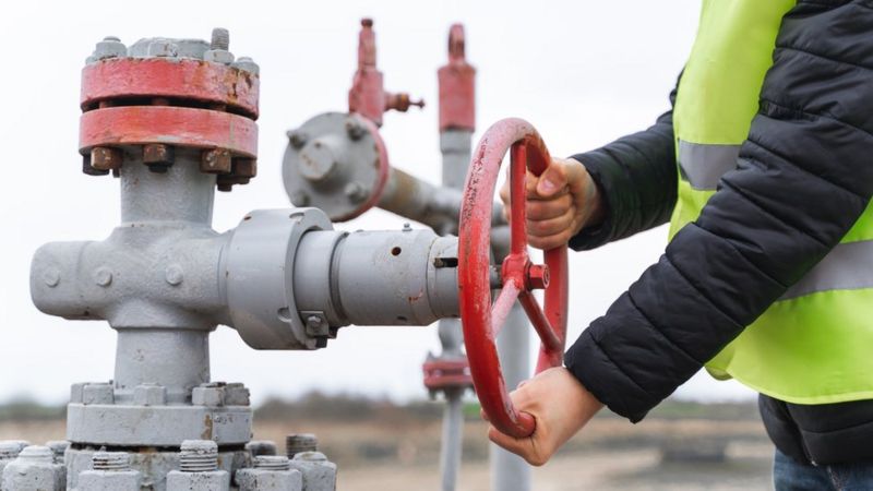 Suben los precios del petróleo tras el inesperado anuncio de algunos países de recortar la producción de crudo / BBC News | Mundo