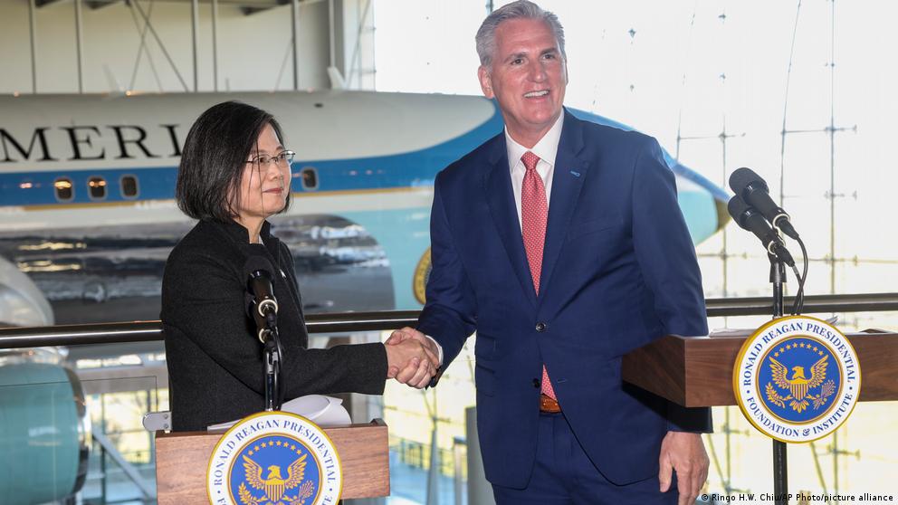 China promete respuesta «firme» tras reunión entre Tsai y McCarthy en EE.UU. / DW