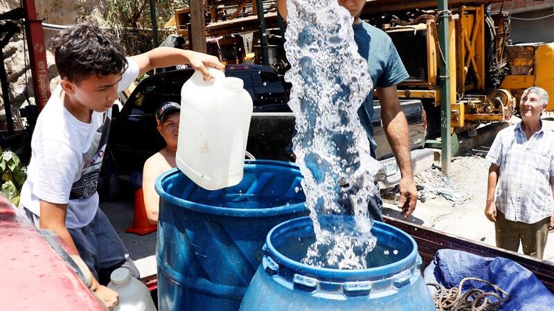 Más racionamientos de agua potable tendrán 130 barrios y colonias de la capital consecuencia de los incendios registrados en El Hatillo / Confidencial