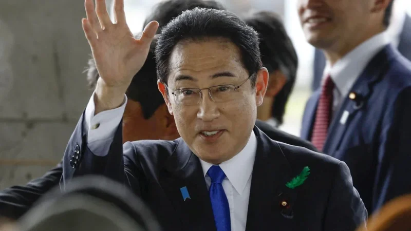 El primer ministro japonés fue evacuado de emergencia tras una fuerte explosión durante un discurso electoral / INFOBAE