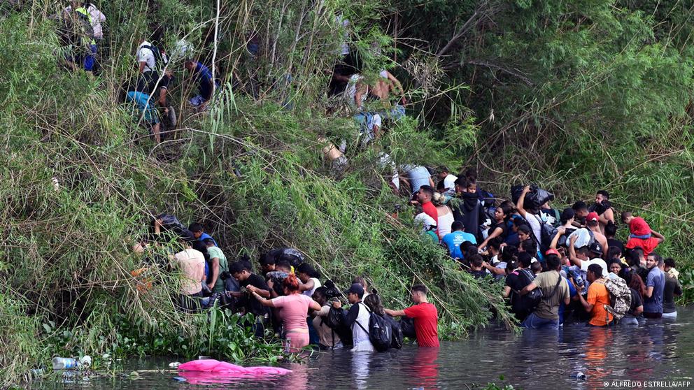 Adiós al Título 42, pero no a los obstáculos migratorios / DW