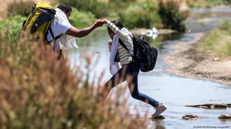 México reporta baja en flujo de migrantes hacia EE.UU. tras fin de Título 42 / DW