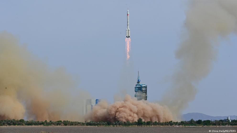 China lanza misión tripulada que estrenará su estación espacial / DW