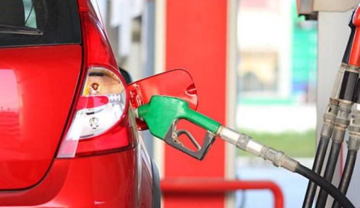 Baja el precio de los combustibles a partir de la próxima semana / El País