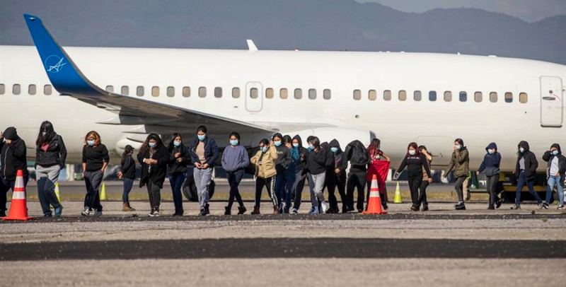 Más de 20,000 migrantes hondureños deportados desde México y EE. UU. / El País