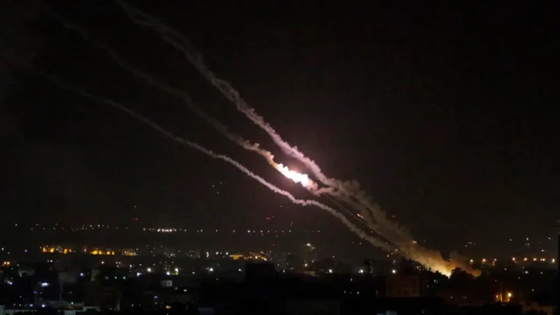 Israel vuelve a bombardear Gaza dos horas después de la tregua en respuesta a cohetes palestinos / EFE