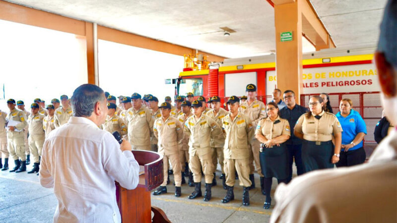 Gobierno aprueba incremento salarial que oscila entre 2 mil y 3 mil lempiras para los Bomberos / Confidencial