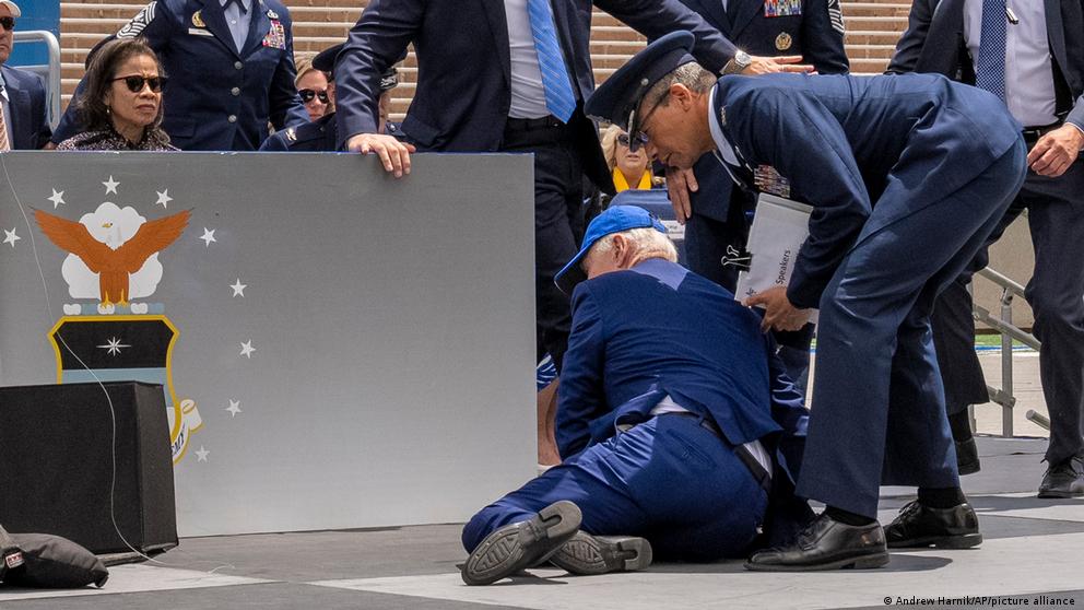 Biden sufre caída durante una ceremonia en una academia militar / DW