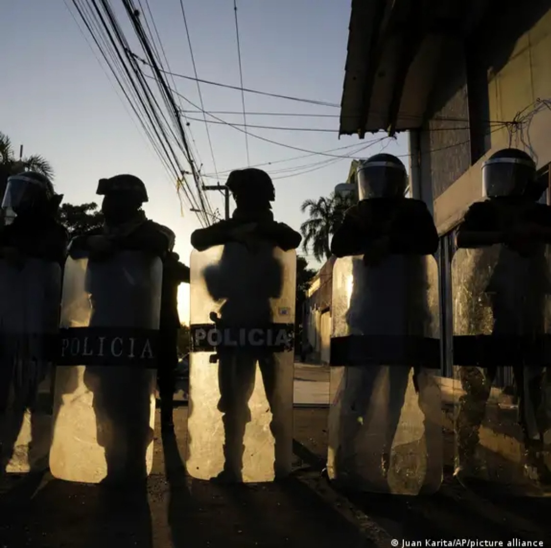 Bolivia cambia a seis jefes policiales tras «narcovuelo» / DW