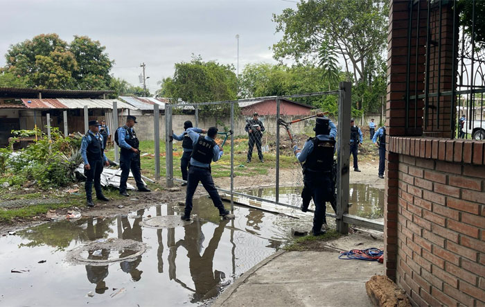 Policía derriba más de una docena de portones instalados por antisociales en SPS / Proceso Digital