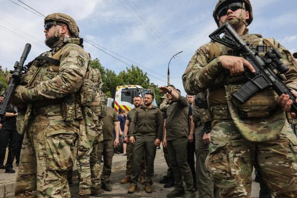 Zelenski visita zonas afectadas de Ucrania por la explosión de la represa de Nueva Kajovka / El Diario NY