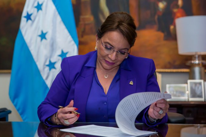 Presidenta Xiomara Castro veta Ley de Educación Integral de Prevención al Embarazo Adolescente y la regresa al Congreso