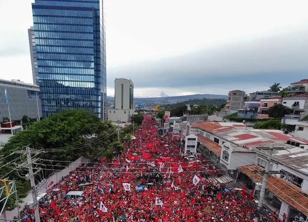 Gigantesca y multitudinaria movilización popular acude al llamado de la presidenta Xiomara Castro y se despliega por las calles de Tegucigalpa