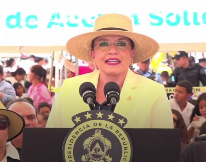 Presidenta Xiomara Castro inaugura la tienda número 100 de BANASUPRO y otorga 32 mil becas a niños de primaria en Catacamas, Olancho.