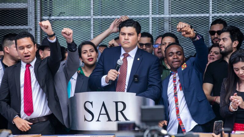 Marlon Ochoa (SAR) presenta evidencias en Ministerio Público: «Estoy presentando 20 mil páginas de evidencia contra 10 familias que se enriquecieron a costa del pueblo»