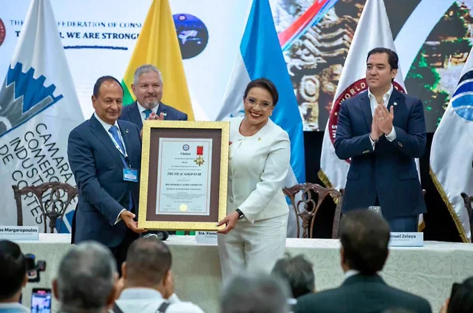 Presidenta Xiomara Castro condecorada con ‘Estrella de Oro a la Excelencia’ por la Federación Mundial de Cónsules en un importante evento, donde fue la oradora principal