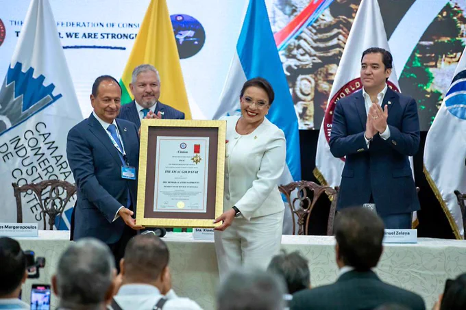 Presidenta Xiomara Castro condecorada con ‘Estrella de Oro a la Excelencia’ por la Federación Mundial de Cónsules en un importante evento, donde fue la oradora principal