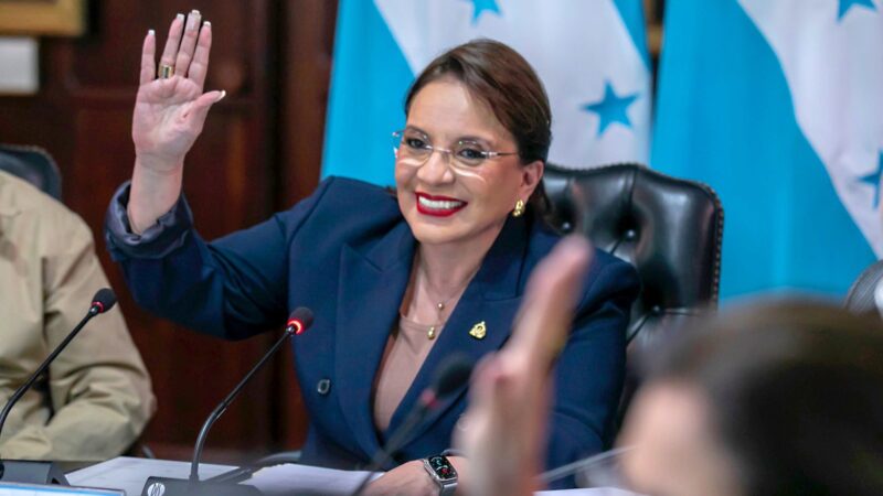 La primera mujer presidenta de Honduras logra que el país tenga una de las economías más estables y de mayor crecimiento en América Latina, según datos del FMI y la CEPAL (ONU)