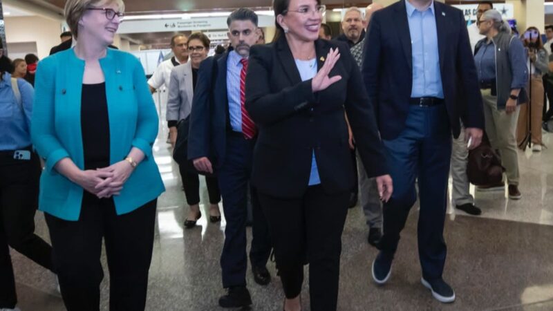 En una visita de suma importancia humanitaria, la presidenta Castro arribó a McAllen (Texas) para verificar la situación de los migrantes hondureños