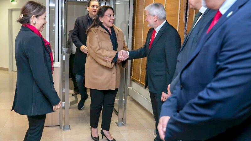 La presidenta Xiomara Castro es recibida en Francia para participar en la Cumbre por la Alimentación Escolar