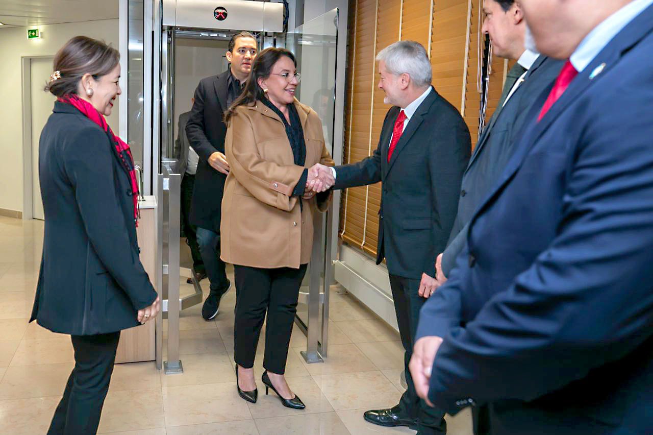 La presidenta Xiomara Castro es recibida en Francia para participar en la Cumbre por la Alimentación Escolar