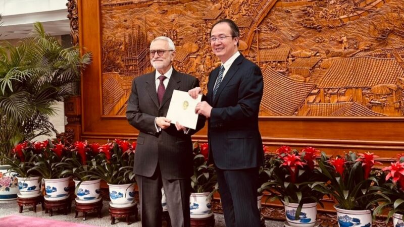 Histórico: El prominente científico Salvador Moncada ha presentado las cartas de estilo que lo acreditan plenamente como el primer embajador de Honduras en la República Popular China