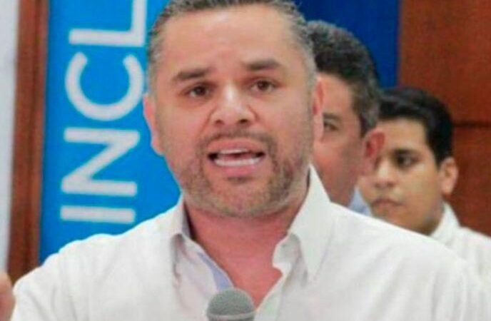 David Chávez (presidente del PN) entró en pánico y huyó del aeropuerto Palmerola al ser requerido por Migración, dejando atrás los dos pasaportes con que pretendía salir